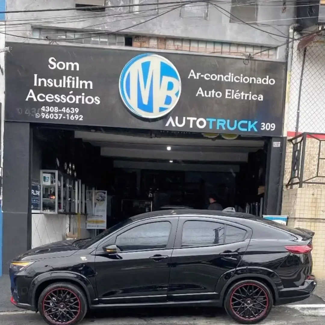 Fachada da MB AutoTruck na Av. Fagundes de Oliveira em Diadema, com carro preto com película na frente da loja