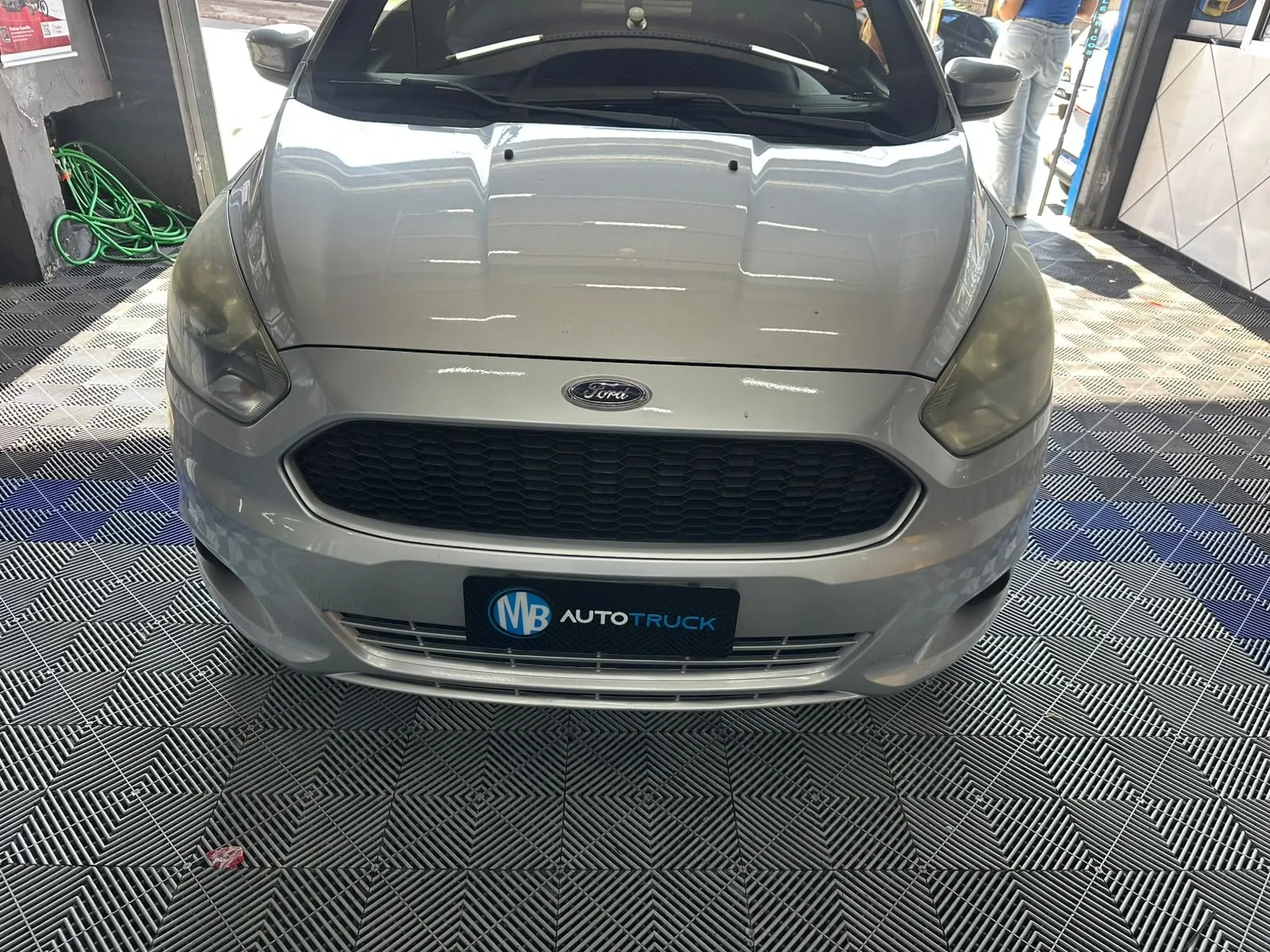 Ford Ka com faróis amarelados antes da restauração na MB AutoTruck em Diadema