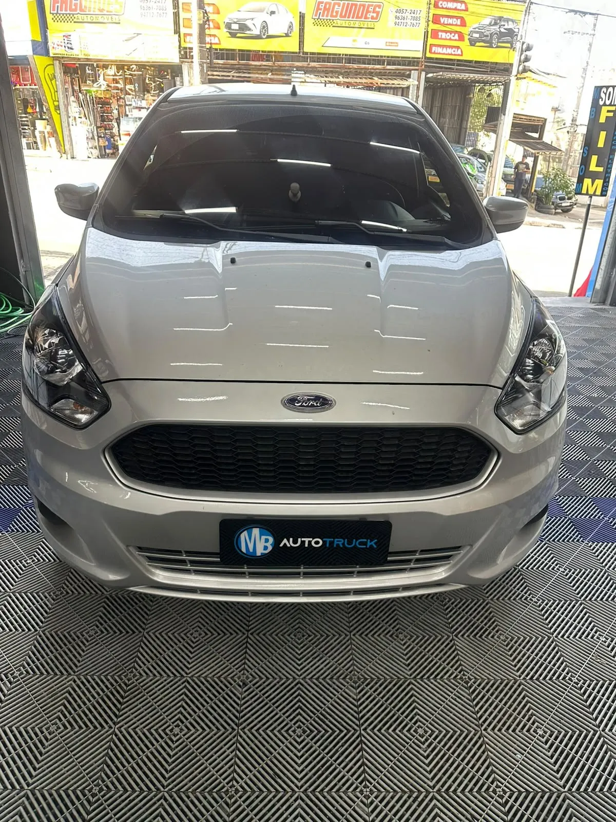 Ford Ka com faróis transparentes depois da restauração na MB AutoTruck