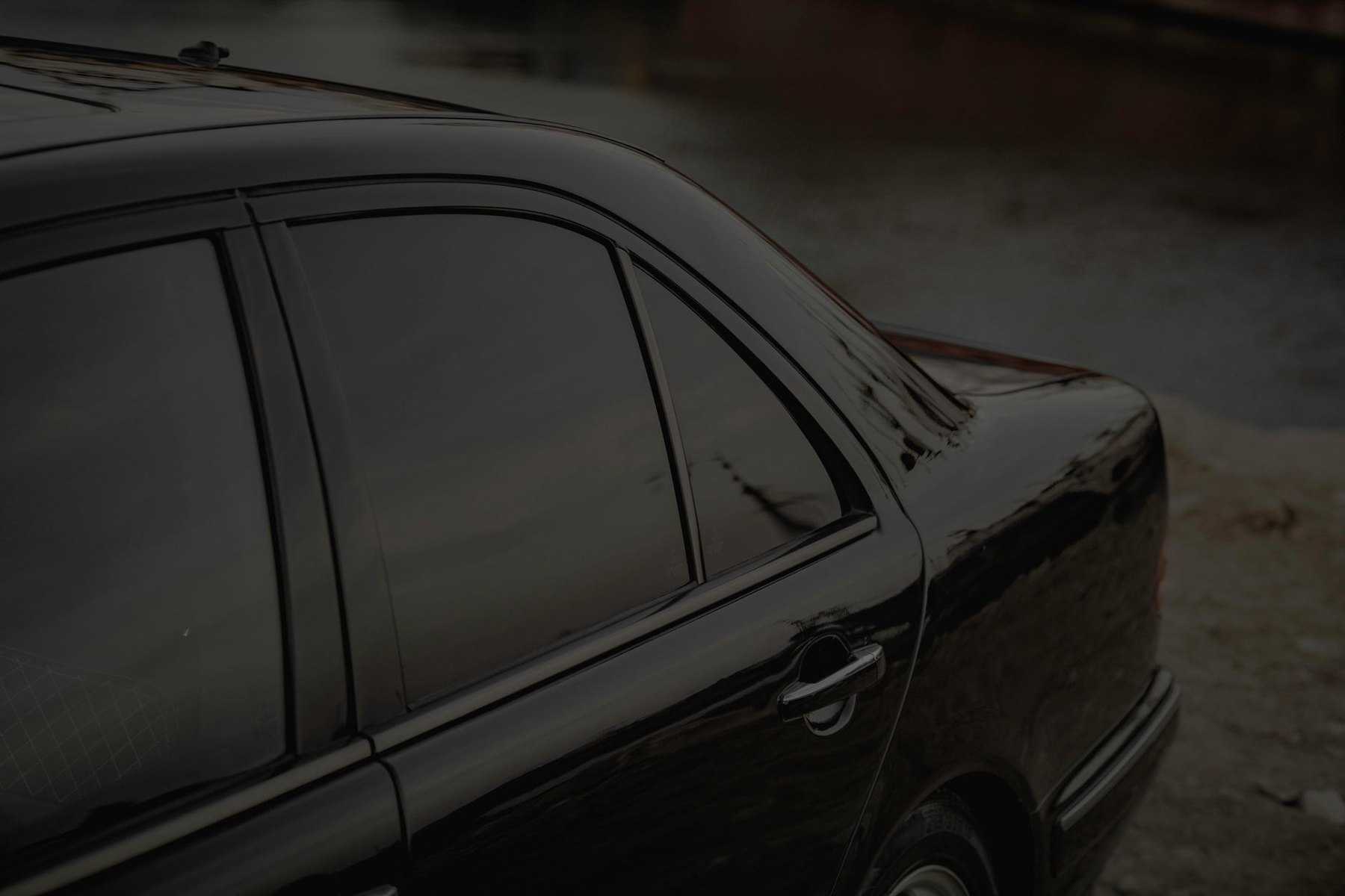 Vidro de carro escurecido com película de segurança